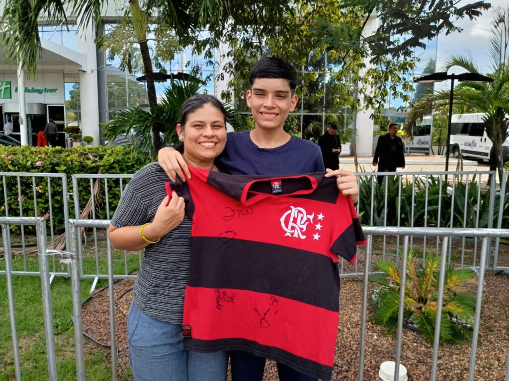 Ana e seu filho Pedro, com a camisa do Flamengo que o adolescente tem desde os 9 anos de idade - Foto: Cauê Pontes/Portal Norte