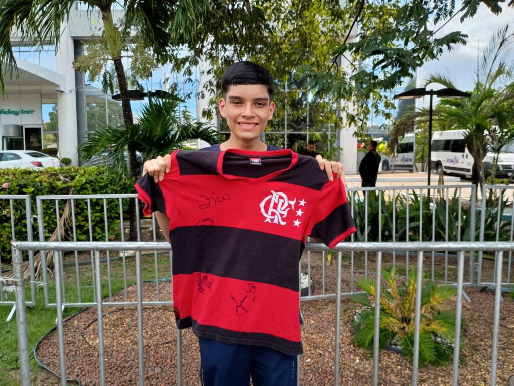 Pedro Sampaio tem 12 anos e possui uma camisa assinada por ídolos do clube - Foto: Cauê Pontes/Portal Norte