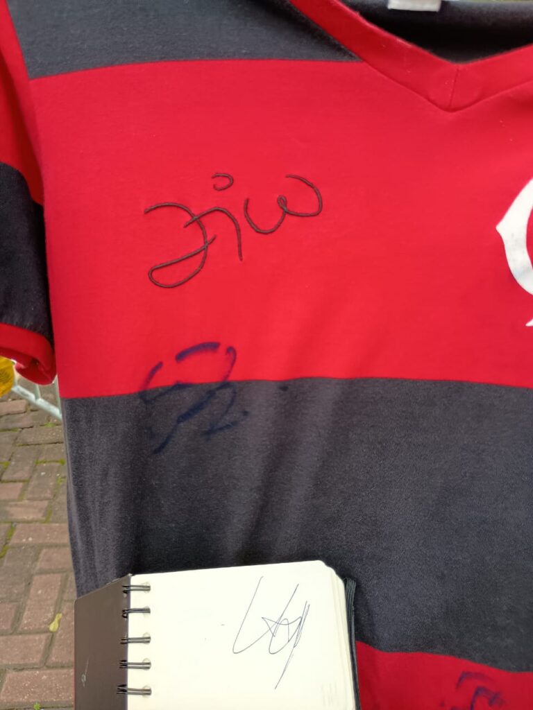A camisa foi assinada por históricos jogadores do Flamengo - Foto: Cauê Pontes/Portal Norte