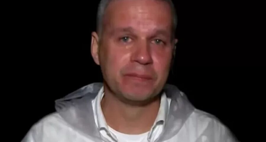 Leandro Magalhães chorou durante sua transmissão ao vivo. Imagem: Reprodução/CNN Brasil