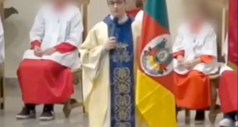 Padre apareceu ao lado de uma bandeira do Rio Grande do Sul na missa. Imagem: Reprodução