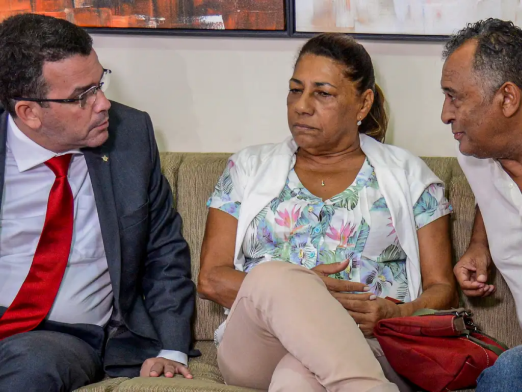 Delegado Rivaldo Barbosa com os pais de Marielle Francode