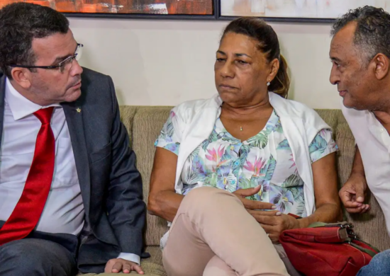 Delegado Rivaldo Barbosa com os pais de Marielle Francode