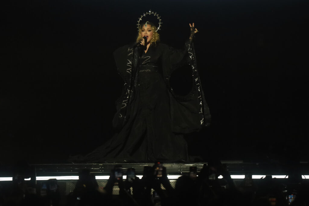 Madonna no início do show em Copacabana - Foto: Pedro Kirilos/Estadão Conteúdo