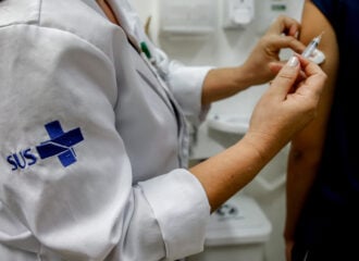 População pode se vacinar contra covid-19 no Distrito Federal neste sábado (3) - Foto: Paulo Pinto/Agência Brasil.