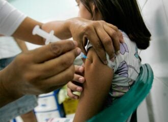 Greve de técnicos de enfermagem fecha salas de vacinação em UBS.