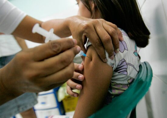Greve de técnicos de enfermagem fecha salas de vacinação em UBS.