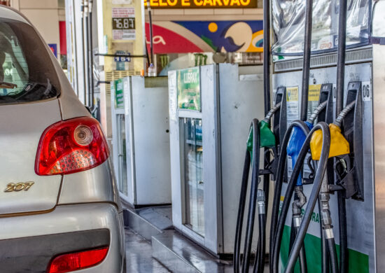Dia sem imposto: gasolina a R$ 3,80 gera grande fila em posto.