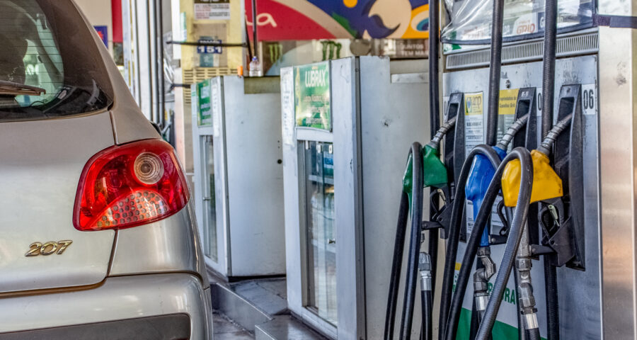 Dia sem imposto: gasolina a R$ 3,80 gera grande fila em posto.
