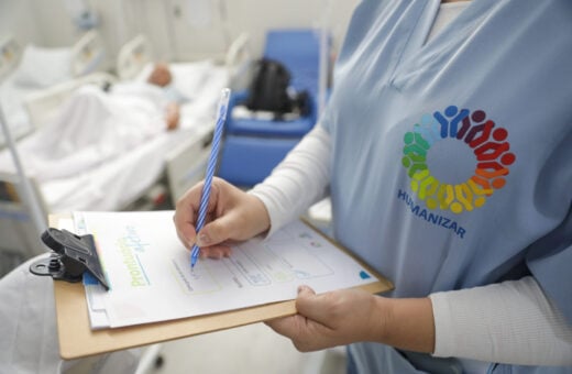 Técnicos de enfermagem adiam greve até quarta-feira (26).