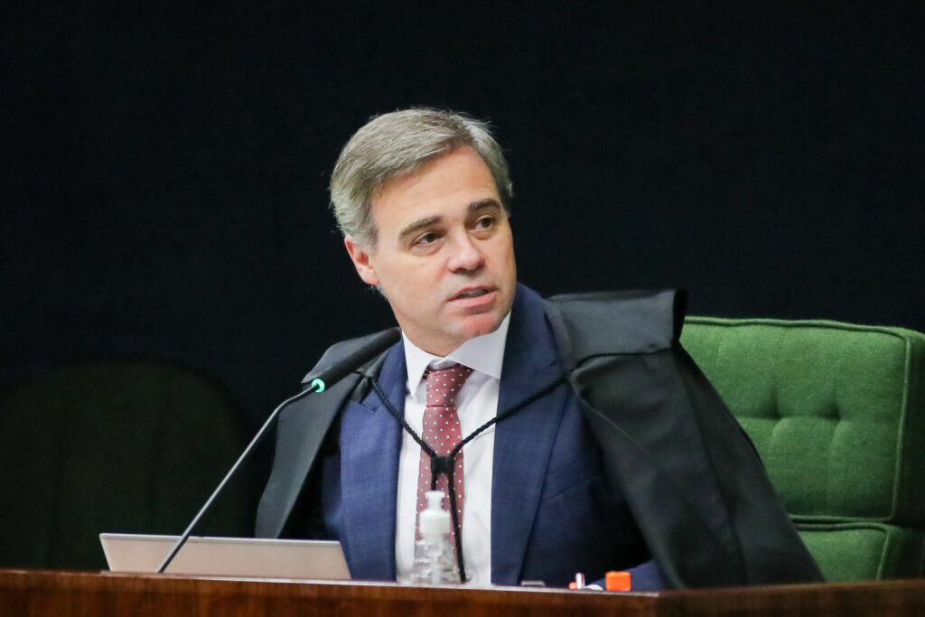Ministro André Mendonça toma posse no TSE nesta terça-feira (25)