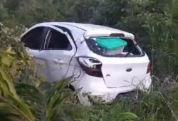 Carro perdeu o controle e desceu pelo acostamento da estrada.