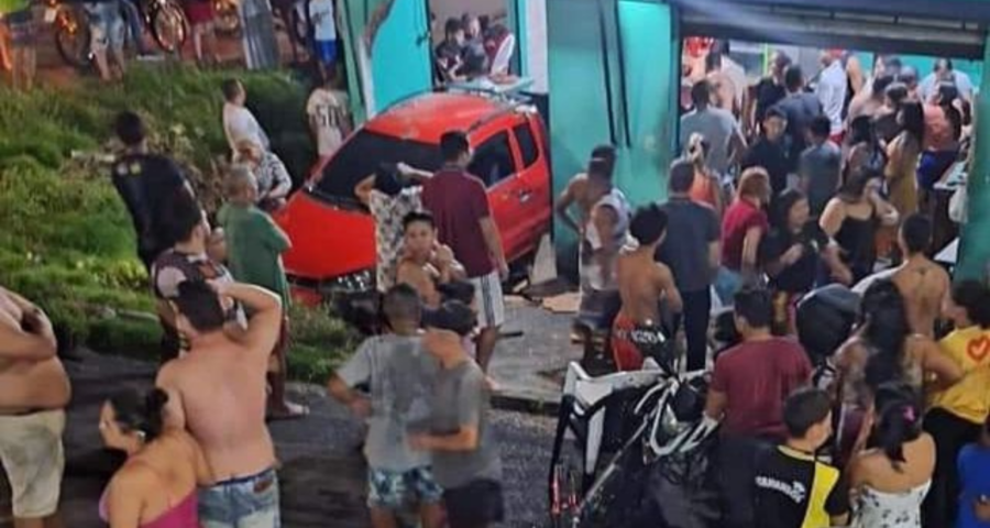 Carro desgovernado invade bar, mata jovem e deixa feridos