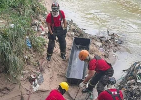 Corpo estava preso em tronco de árvore com lixo - Foto: Reprodução/WhatsApp