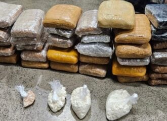 Com os presos, foram encontradas 30kg de drogas - Foto: Divulgação/PCAM