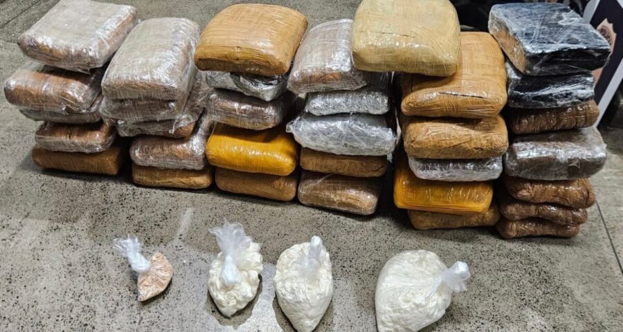 Com os presos, foram encontradas 30kg de drogas - Foto: Divulgação/PCAM