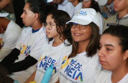 Os estudantes da rede pública começam a receber o Pé-de-Meia - Foto: Divulgação