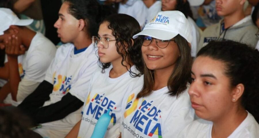 Os estudantes da rede pública começam a receber o Pé-de-Meia - Foto: Divulgação