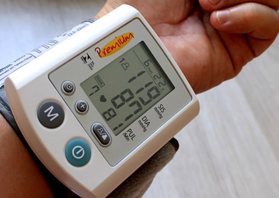Medidor de pressão arterial ajuda a identificar sintoma - Foto: Pixabay