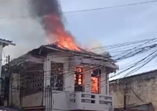 Fogo se espalha por casa durante incêndio no bairro Praça 14