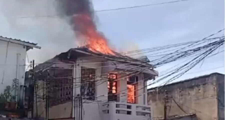 Fogo se espalha por casa durante incêndio no bairro Praça 14