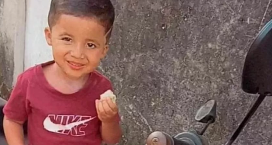 Menino de 4 anos