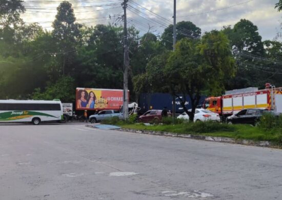 Motorista fica presa às ferragens em acidente na Bola da Suframa