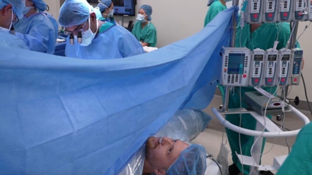 Paciente fica acordado e assiste ao transplante de rim
