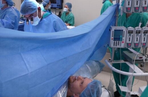 Paciente fica acordado e assiste ao transplante de rim