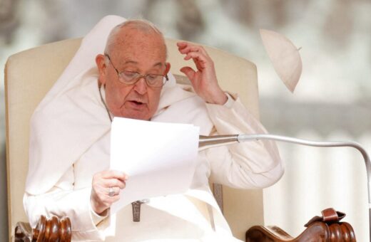 Papa critica legalização das drogas em discurso