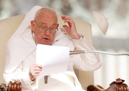 Papa critica legalização das drogas em discurso