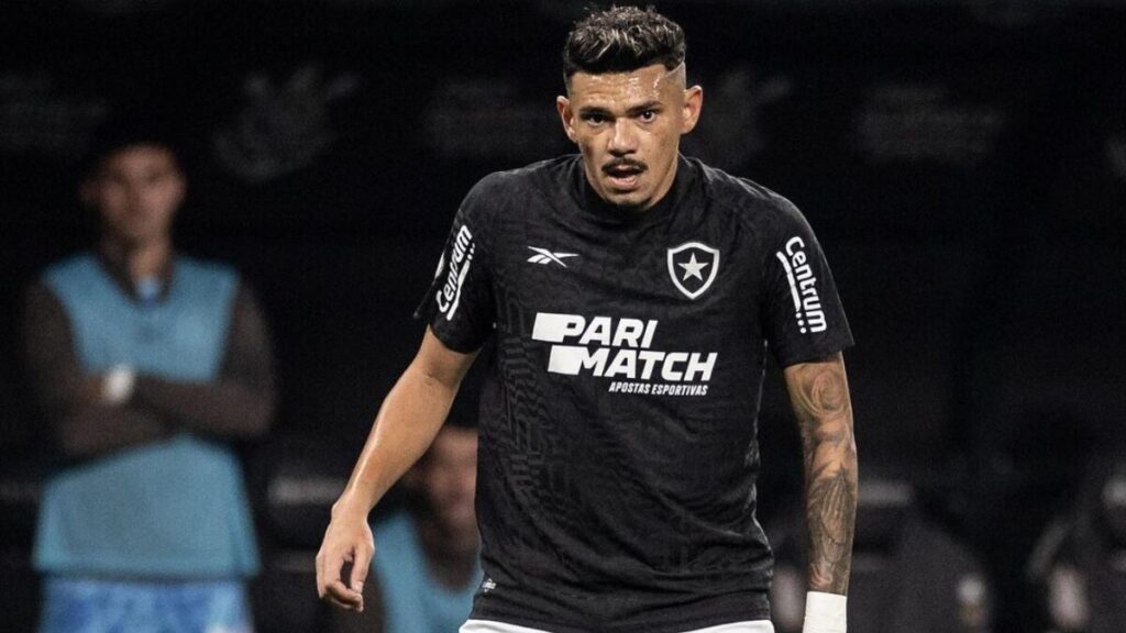 Tiquinho renovou com o Botafogo até 2026 - Foto: Reprodução/Instagram @tiquinho_soares_29