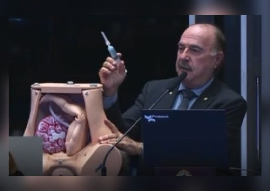 Deputado faz demonstração ao vivo de como é feito o aborto. Foto: Reprodução/TV Senado