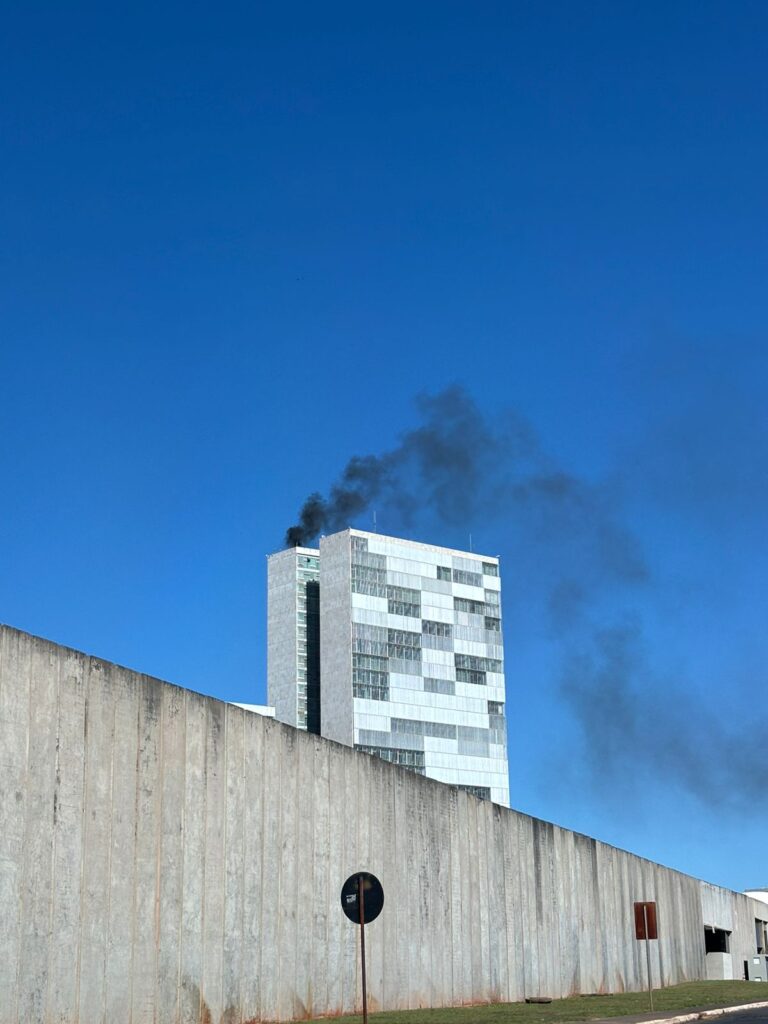Fumaça saindo do Congresso Nacional. Foto cedida ao Portal Norte