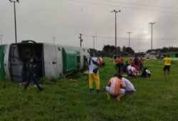 Ônibus de quadrilha junina tomba em Roraima