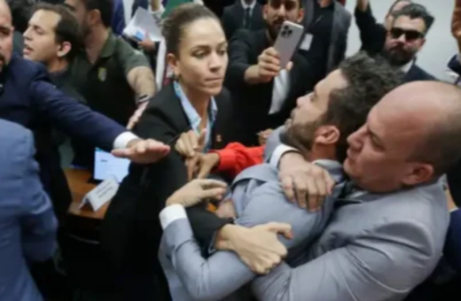 Deputado levou mata-leão durante confusão na Câmara dos Deputados Foto: Agência Brasil