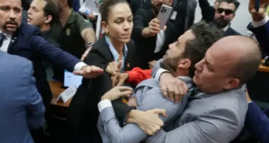 Deputado levou mata-leão durante confusão na Câmara dos Deputados Foto: Agência Brasil