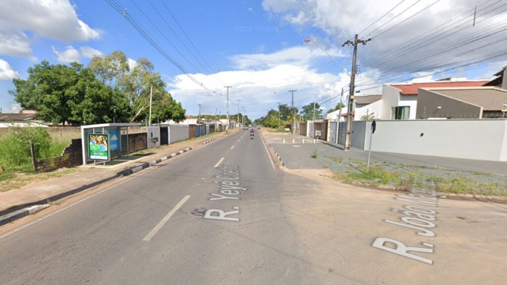 Rua Yeyê Coelho, na zona Oeste de Boa Vista, onde mulher bateu com carro em poste