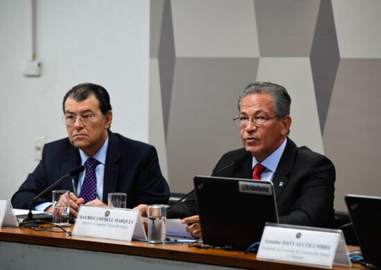 Senador Eduardo Braga (MDB-AM) ao lado de Mauro Campbell, ministro do STJ. Foto: Agência Senado