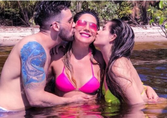 Djidja Cardoso, a mãe e o irmão posam juntos e sorridentes Instagram/Reprodução