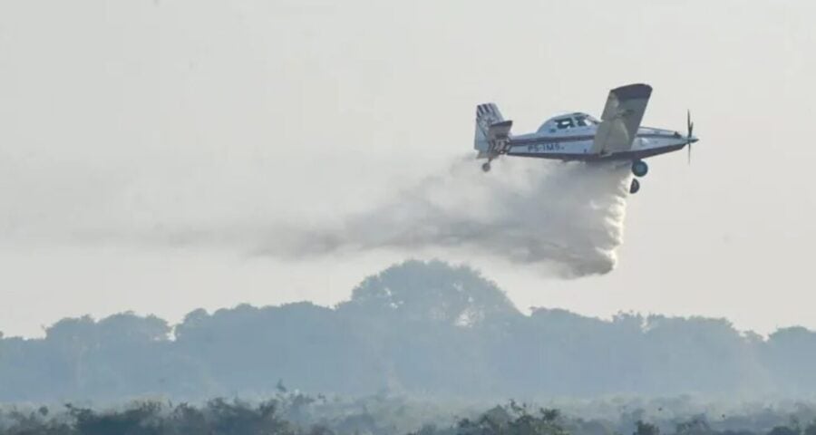 Bombeiros tentam combater incêndios no Pantanal em junho de 2024 Crédito: Bruno Rezende/Governo do Rio Grande do Sul