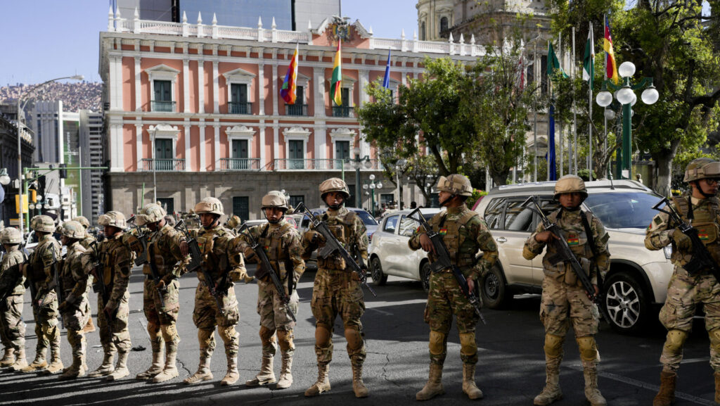 Militares formam cordão de isolamento do lado de fora do palácio presidencial da Bolívia, na Praça Murillo, em La Paz - Foto: Juan Karita/Associated Press/Estadão Conteúdo