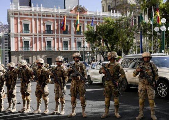 Militares formam cordão de isolamento do lado de fora do palácio presidencial da Bolívia, na Praça Murillo, em La Paz - Foto: Juan Karita/Associated Press/Estadão Conteúdo