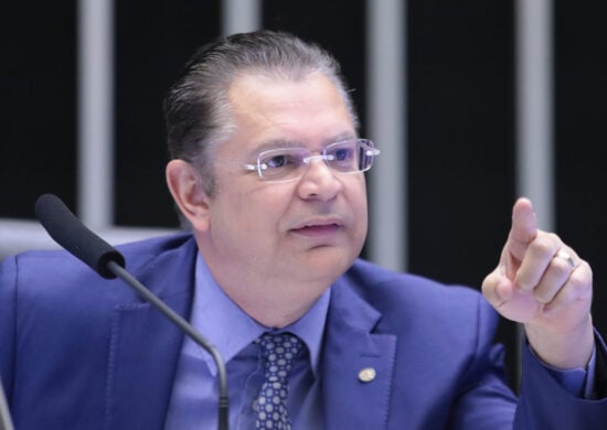 O deputado Sóstenes Cavalcante (PL-RJ), autor do PL do aborto, denuncia uma relação com empresas multimilionárias