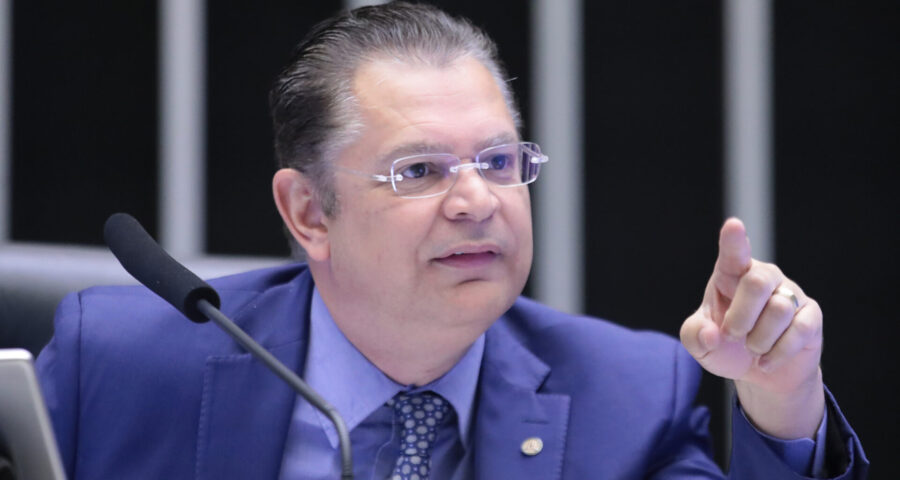 O deputado Sóstenes Cavalcante (PL-RJ), autor do PL do aborto, denuncia uma relação com empresas multimilionárias