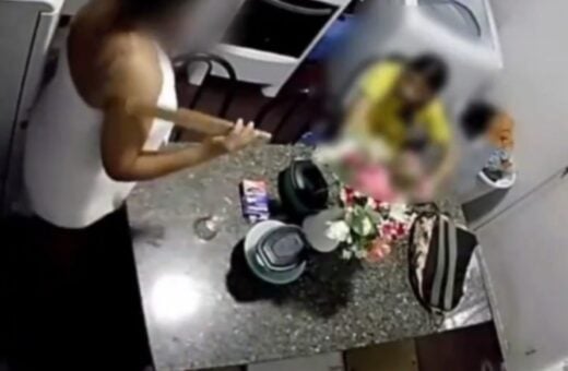 Vídeo mostra madrasta agredindo enteada. Imagem: Reprodução