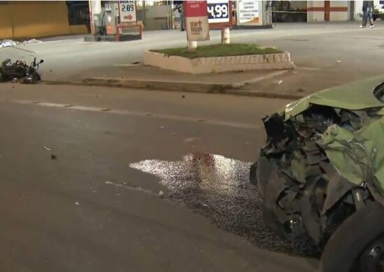 Casal em moto morre após carro invadir pista contrária em Guarulhos (SP)