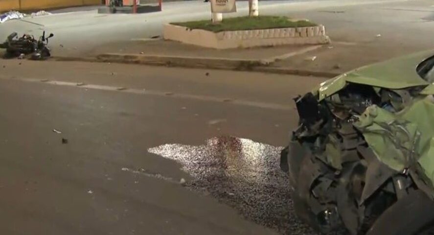 Casal em moto morre após carro invadir pista contrária em Guarulhos (SP)