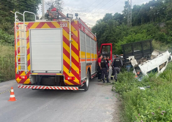 Motorista morre esmagado em acidente com caminhão nesta quarta-feira (5). Foto: Reprodução/TV Norte Amazonas.