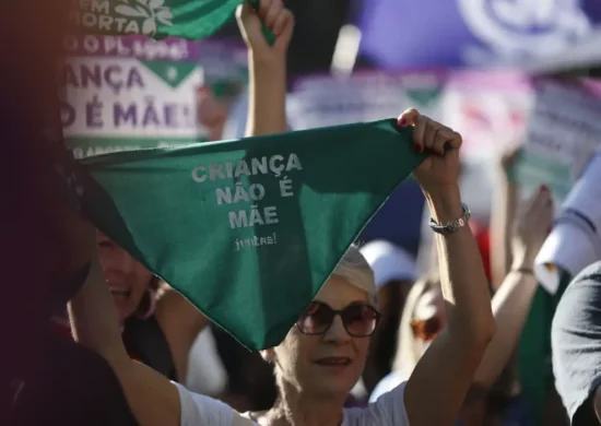 Manifestante protesntado contra PL do aborto